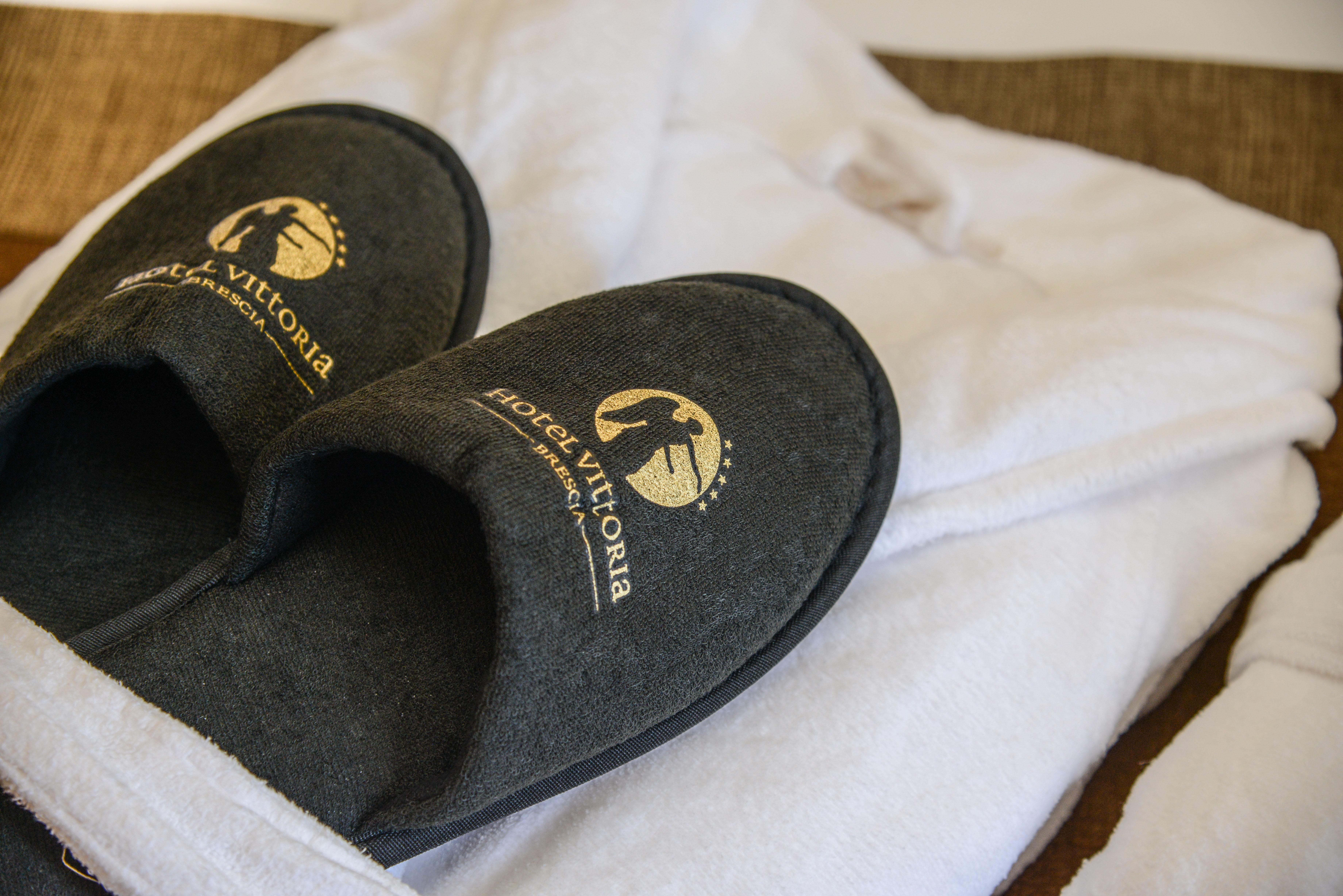 Hotel Vittoria Brescia Dış mekan fotoğraf Slippers and bathrobe