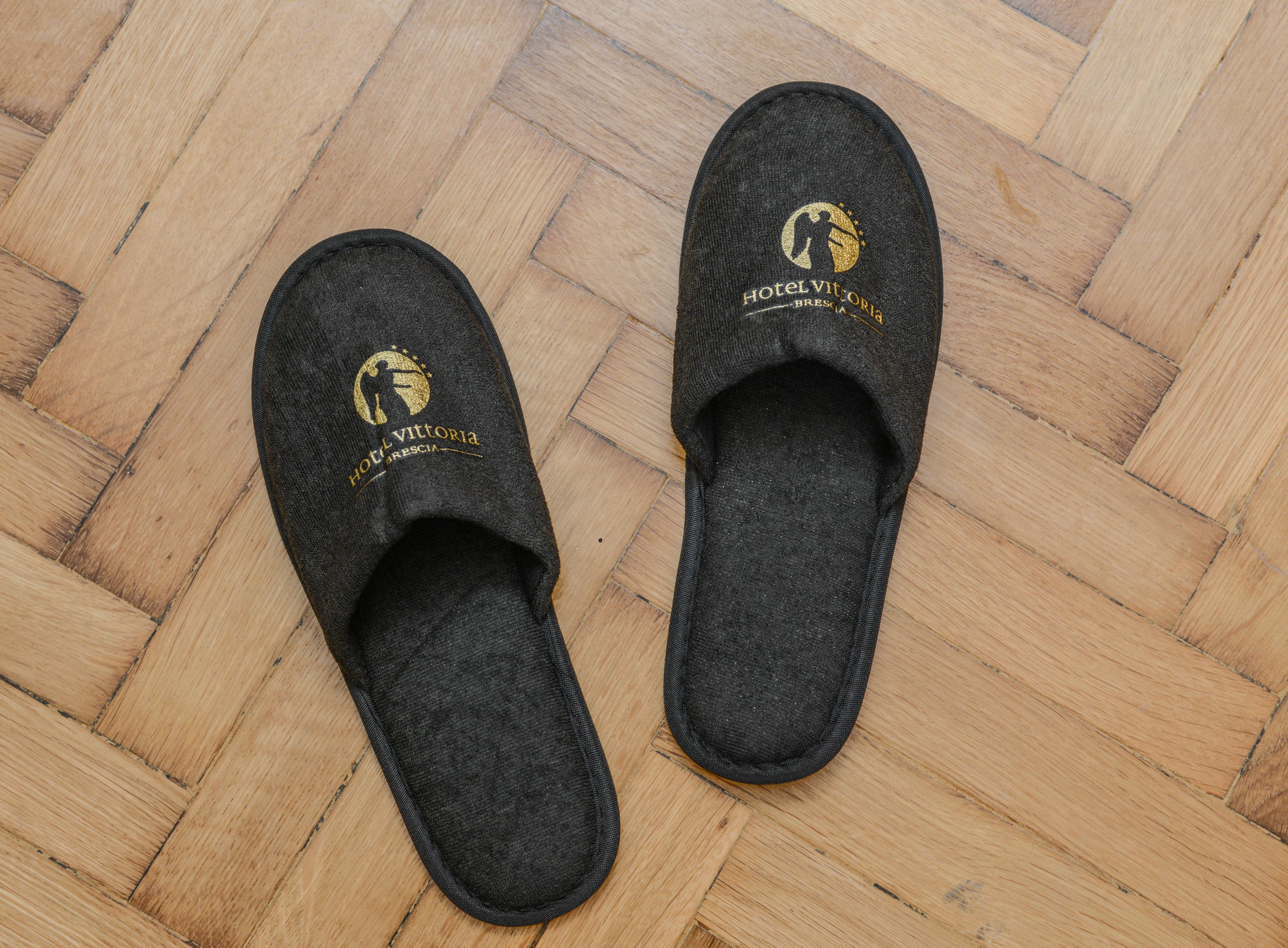 Hotel Vittoria Brescia Dış mekan fotoğraf A pair of hotel slippers