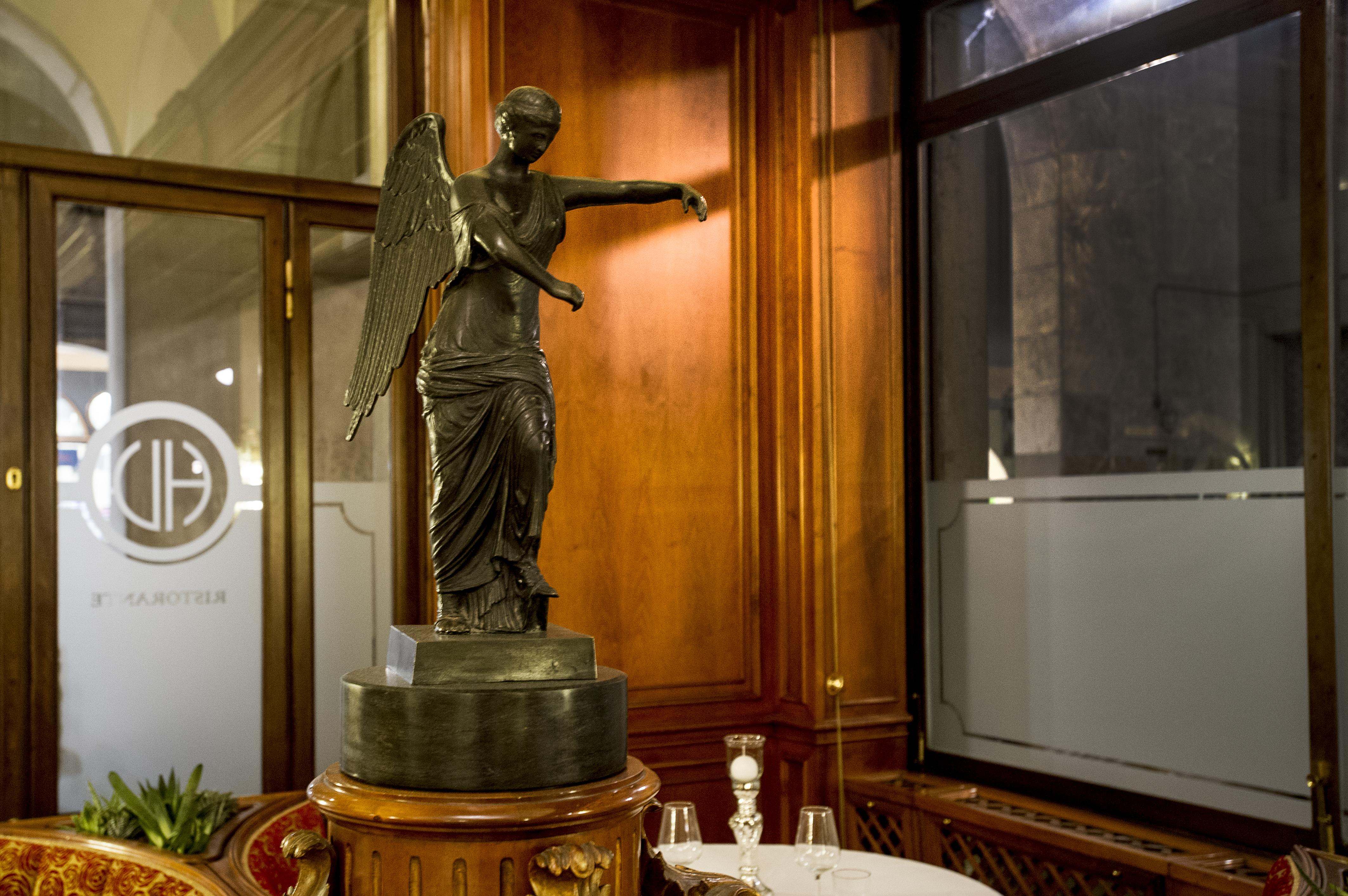 Hotel Vittoria Brescia Dış mekan fotoğraf The Angel of the Hotel